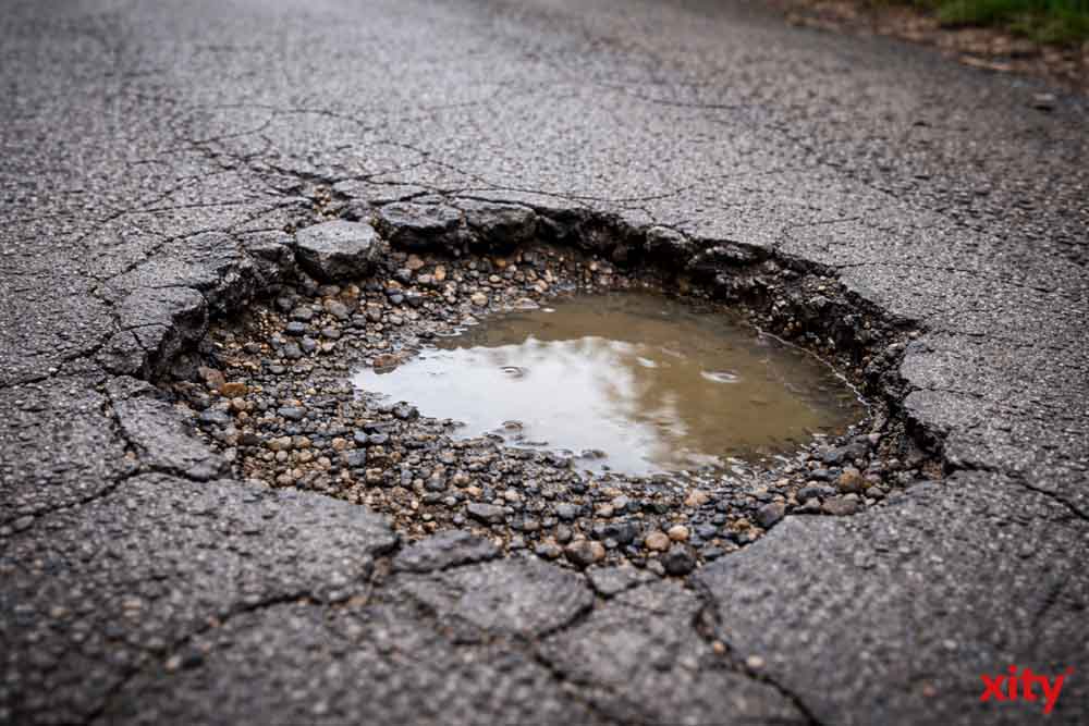 Schlagloch auf einer Straße