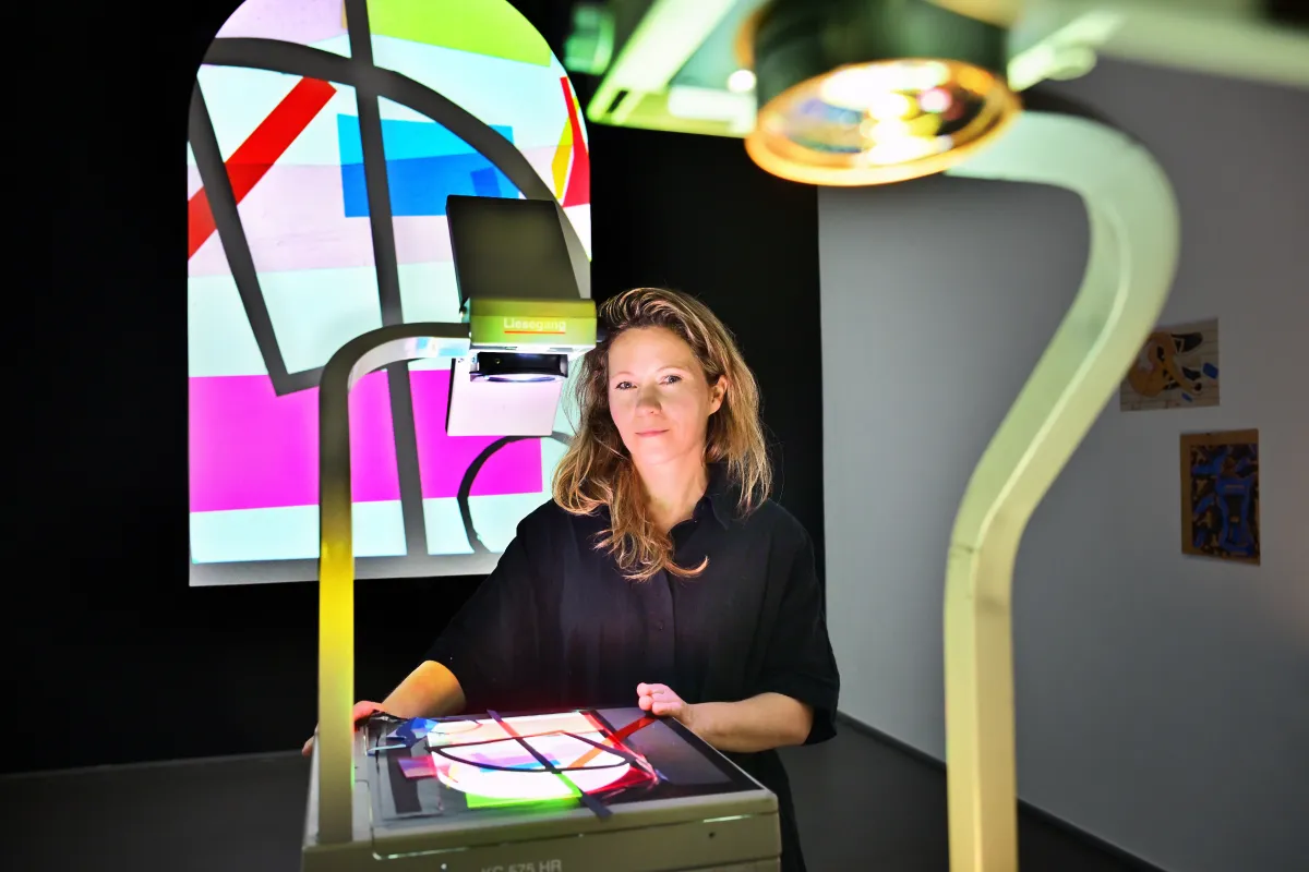 Frauke Dannert in einer Ausstellung der Kunstmuseen Krefeld