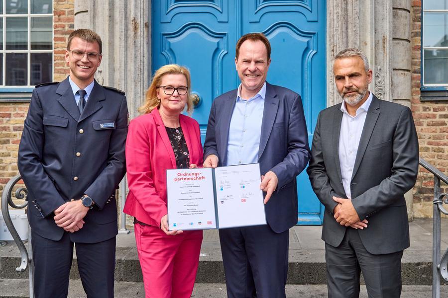 Oberbürgermeister Dr. Stephan Keller (2.v.r.), Polizeipräsidentin Miriam Brauns, Dr. Lukas Raabe, stellvertretender Leiter der Bundespolizeiinspektion Düsseldorf (l.), sowie Henryck Fiedler, Leiter DB Sicherheit Nordrhein-Westfalen