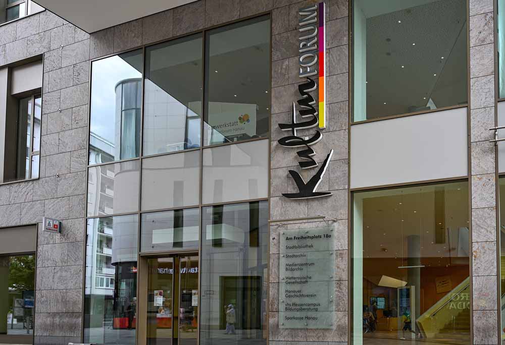 Kulturforum Hanau -Außenansicht mit Schild