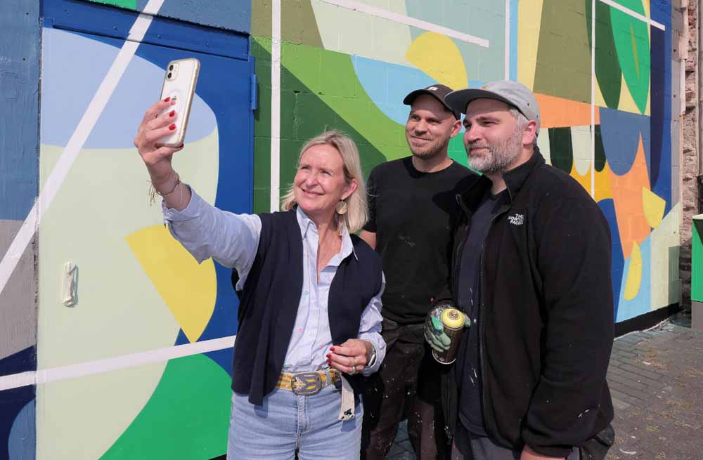 Künstlerduo „betont es“ sprayt neues Wandbild