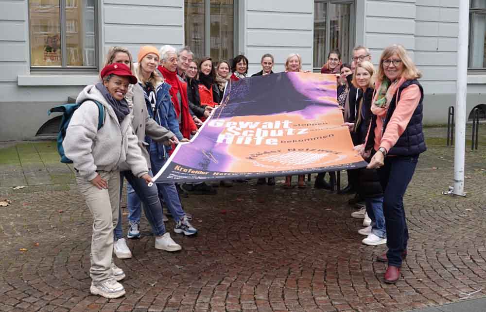 Krefeld zeigt am Internationalen Tag gegen Gewalt an Frauen Flagge