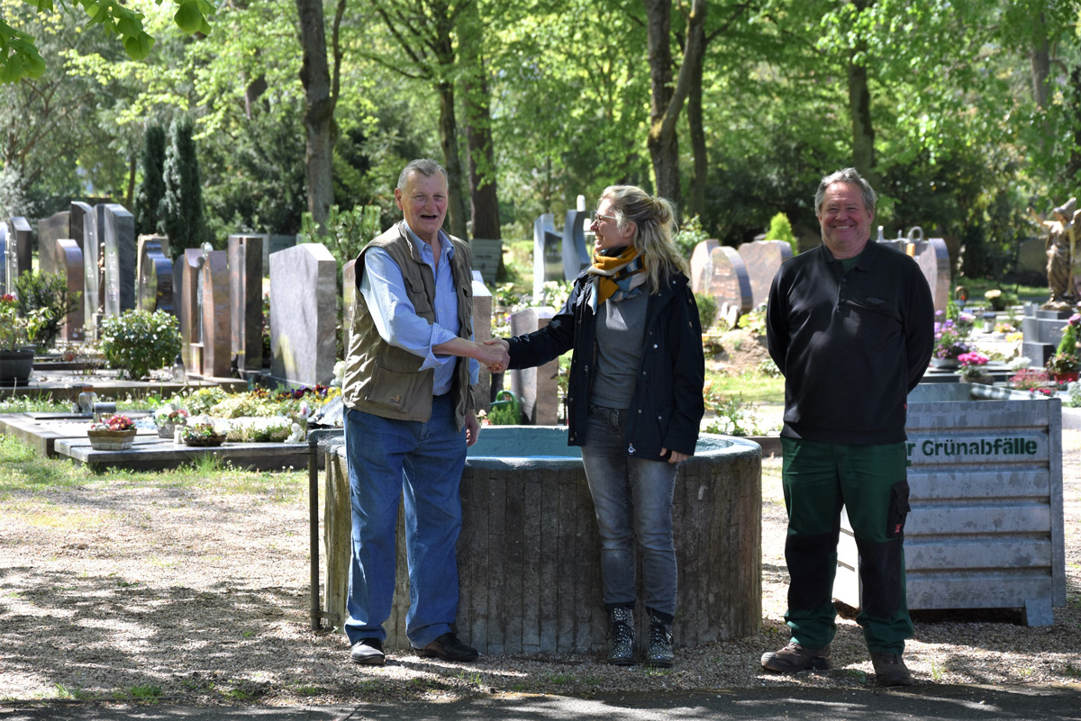 Adolf Strunzek saniert Wasserbecken auf Großauheimer Waldfriedhof