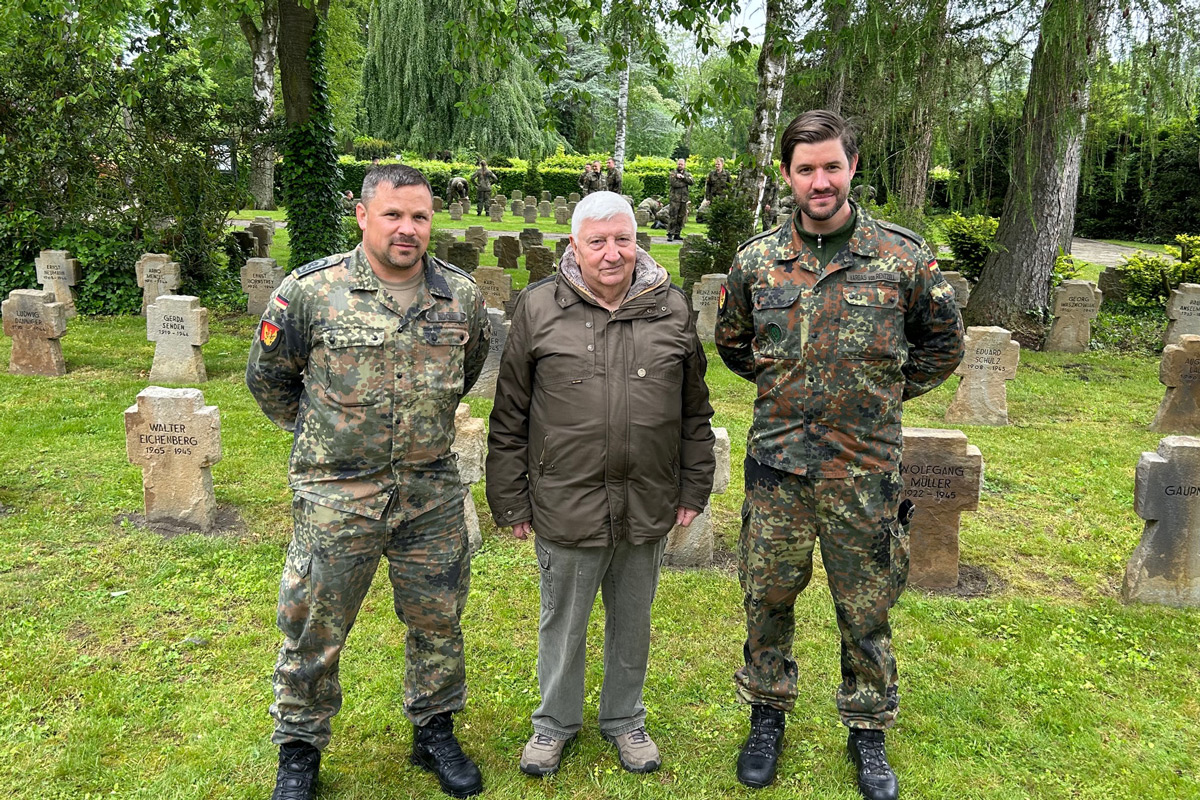 Soldaten pflegen Grabsteine in Ahlen