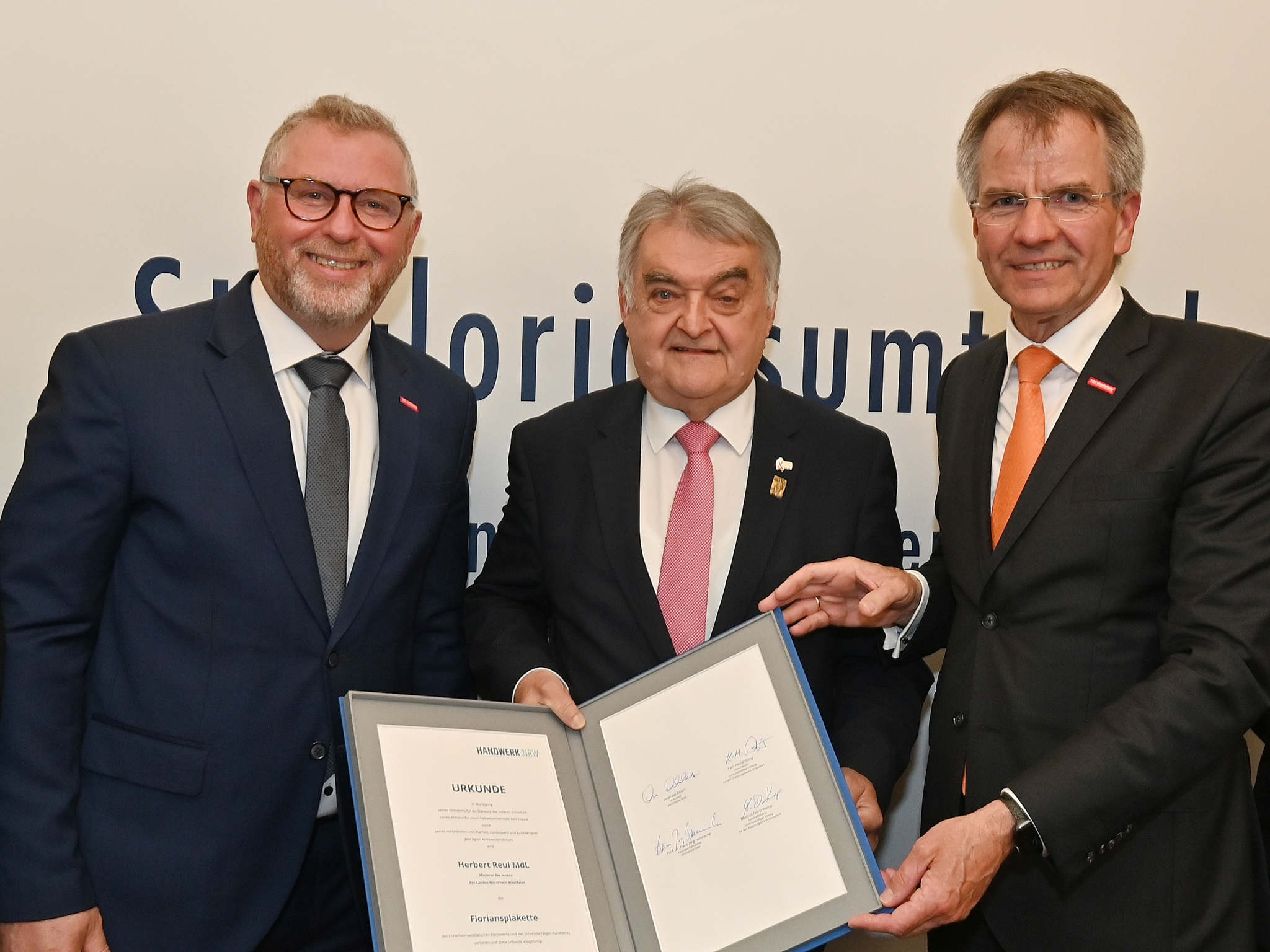 Herbert Reul erhält Floriansplakette