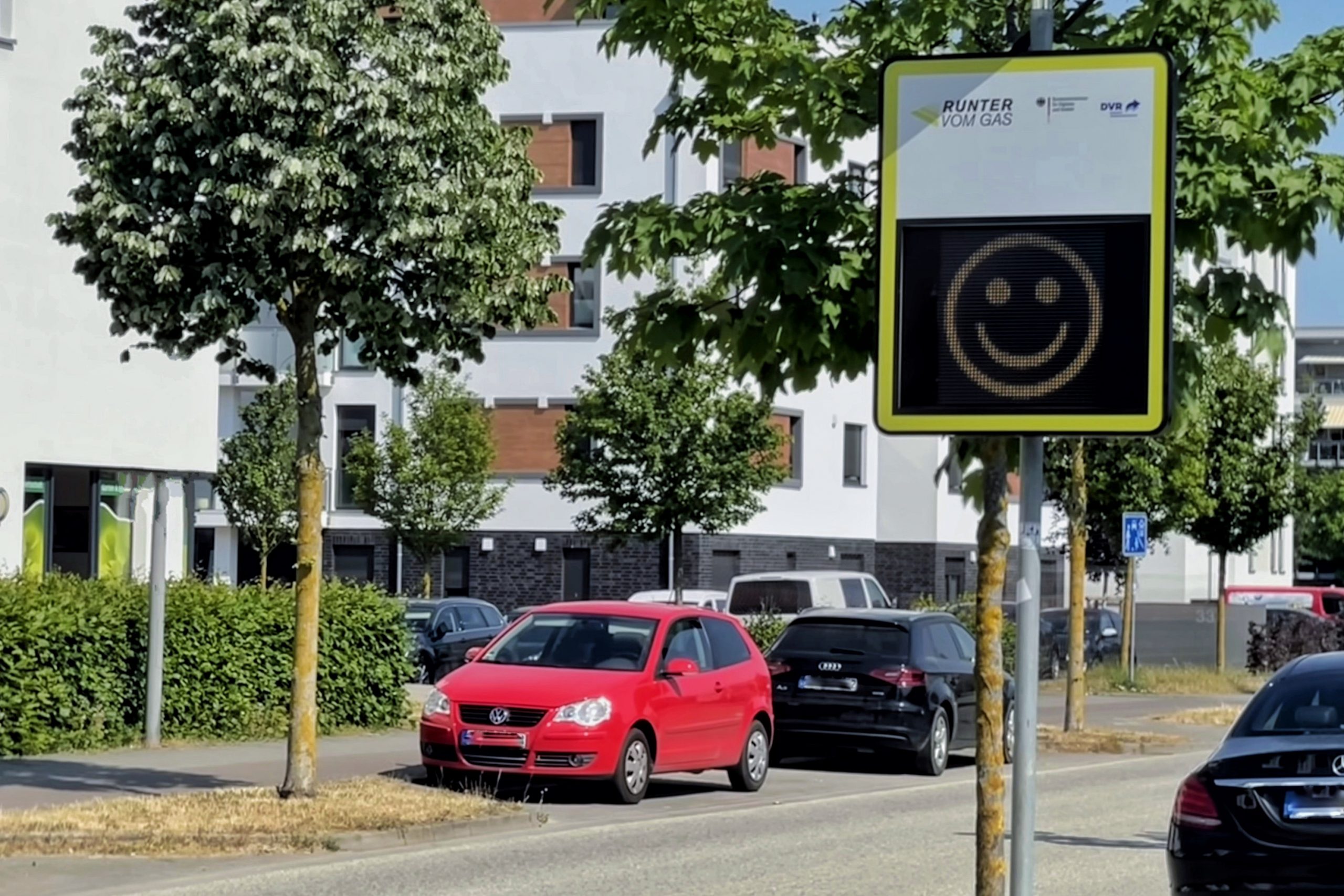 Smiley-Anzeige macht Schulweg in Schwerin sicherer
