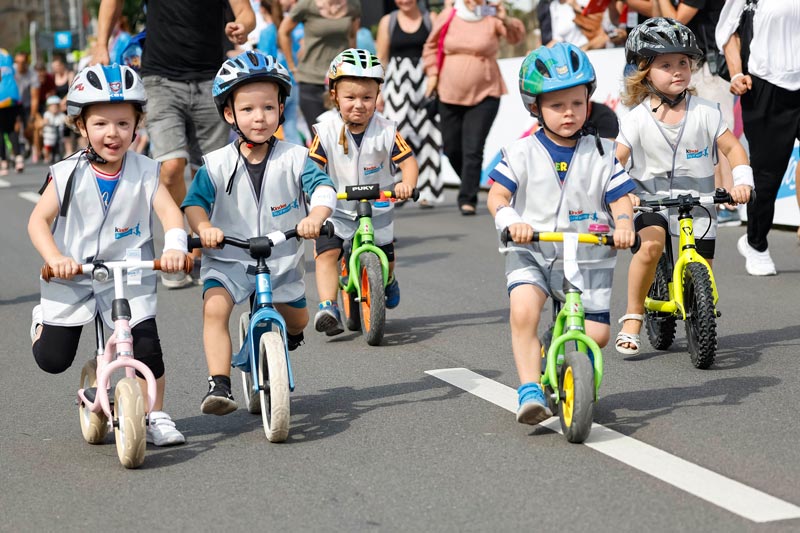 Laufrad-Kids starten wie die Radprofis beim Etappenstart in Kassel