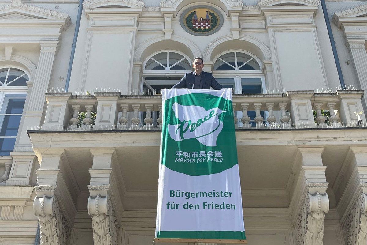 Iserlohn zeigt Flagge für eine friedliche Welt