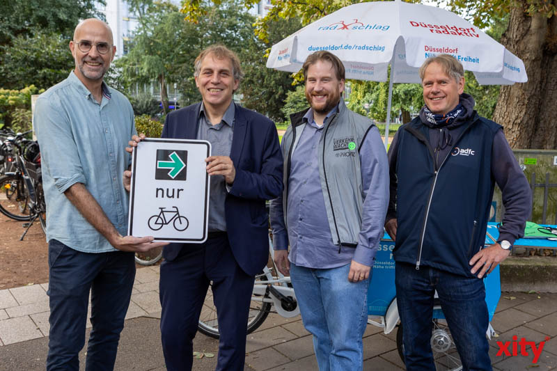 Düsseldorf präsentiert 100. Grünpfeil für Radfahrende
