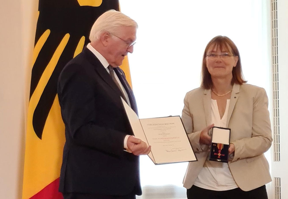 Bundespräsident Frank Walter-Steinmeier ehrt CJD Vorständin Petra Densborn