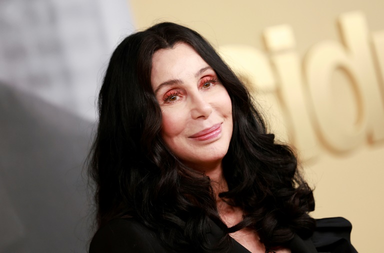 Cher singt mehr als 30 Jahre nach Kleidskandal bei "Wetten