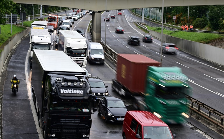 Vier von zehn Autofahrern lassen ihr Auto wegen steigender Kosten häufiger stehen