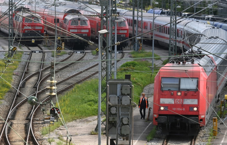 13-Jähriger wirft in Magdeburg Radio auf Zug und muss zehntausende Euro zahlen