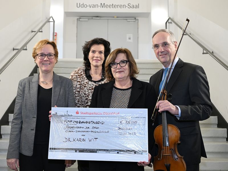 Spende für Förderverein der Clara-Schumann-Musikschule