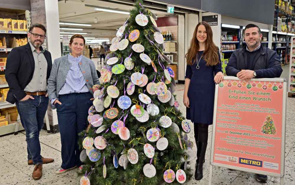 Weihnachtswunschbaum steht in der Krefelder Metro