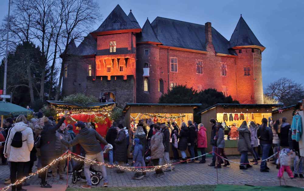Weihnachtsmarkt um Burg Linn