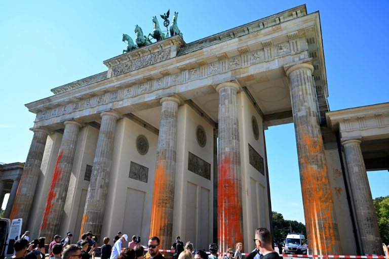 Aktivisten von Letzter Generation wegen Farbattacke auf Brandenburger Tor angeklagt