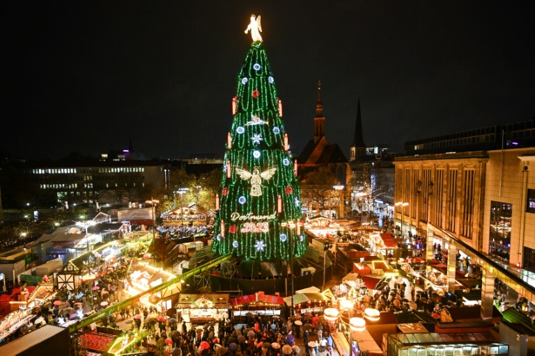 Aus tausend Rotfichten zusammengesteckt: Dortmund mit größtem Weihnachtsbaum