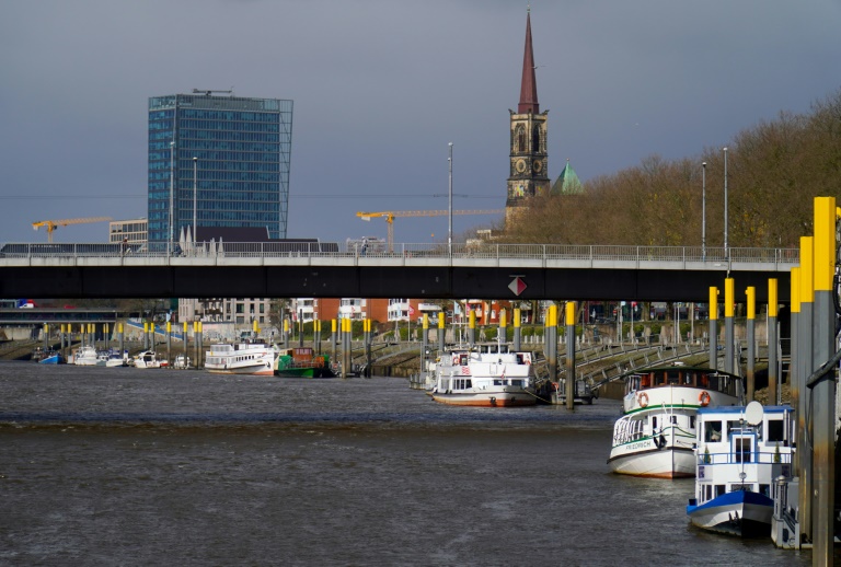 Passanten retten in die Weser gefallenen Mann in Bremen