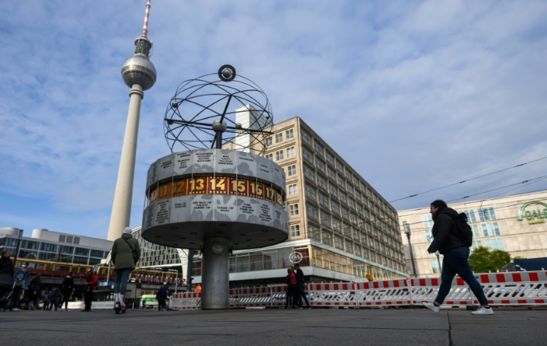 Tourist beschmiert Polizeiwache auf Berliner Alexanderplatz mit Hakenkreuzen