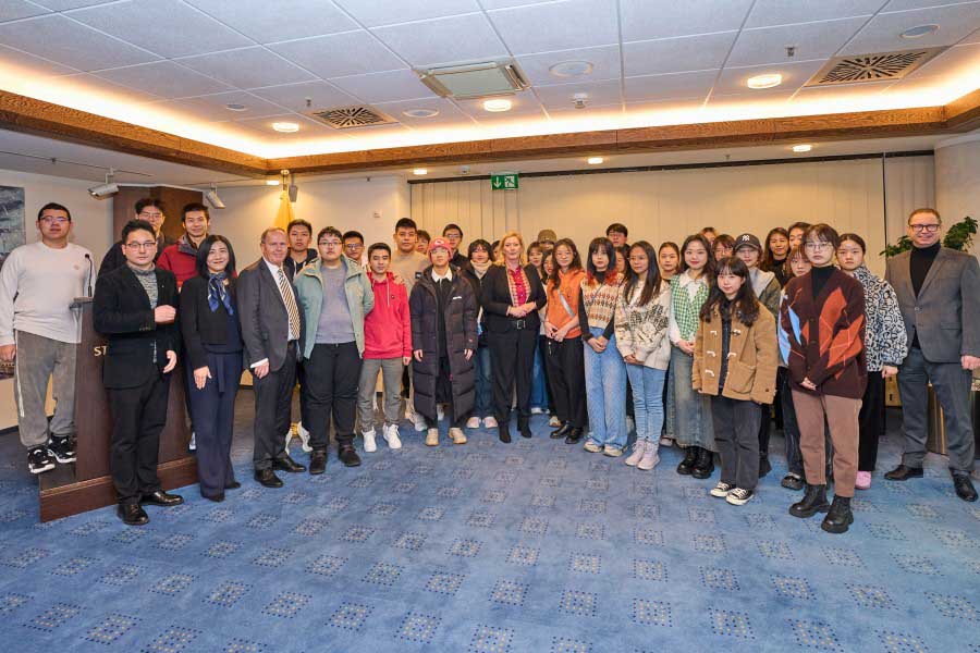 Essen: Studierende der FOM aus China im Rathaus empfangen