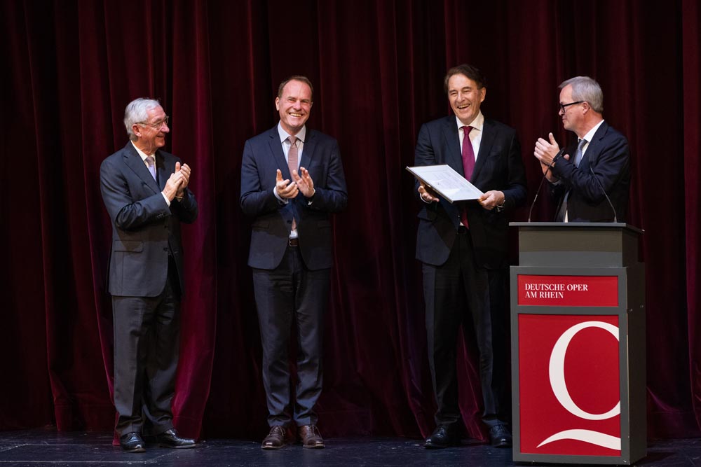 Prof. Dr. Dieter H. Vogel wird Ehrenmitglied der Oper am Rhein