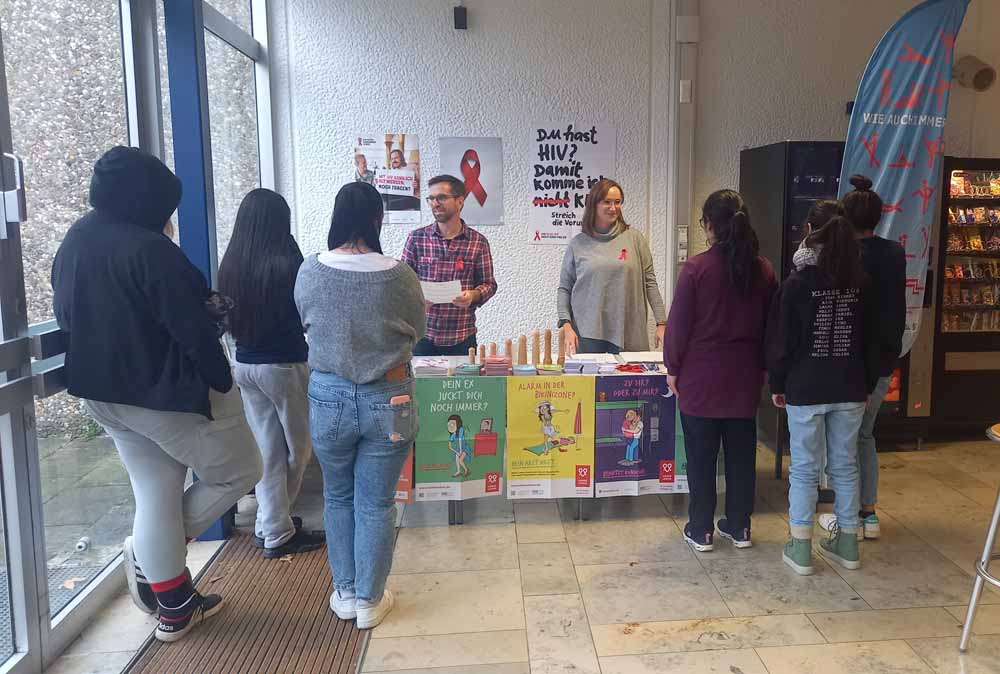 Welt-Aids-Tag 2023: Infostand im BTI Neuss