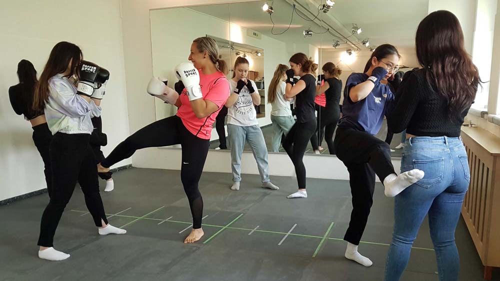 Mädchen der internationalen Förderklassen bei Kickbox-Übungen