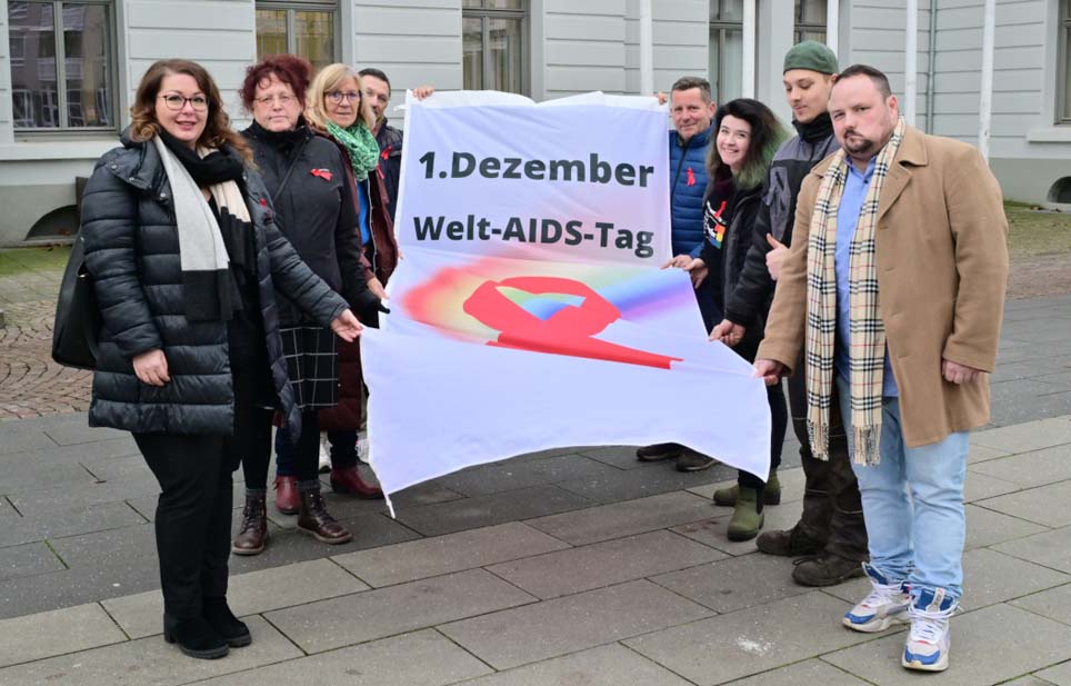 Flagge zum Welt-Aids-Tag vor dem Rathaus Krefeld