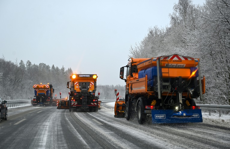 Eisregen und Schneefall sorgen für Verkehrsprobleme und geschlossene Schulen
