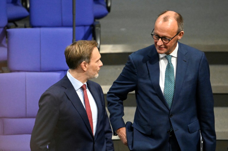 Umfrage: FDP rutscht auf vier Prozent ab - Merz bleibt in Kanzler-Frage vorn