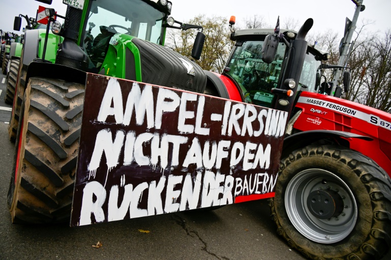 Protestierende Landwirte legen bundesweit zunehmend Autoverkehr lahm