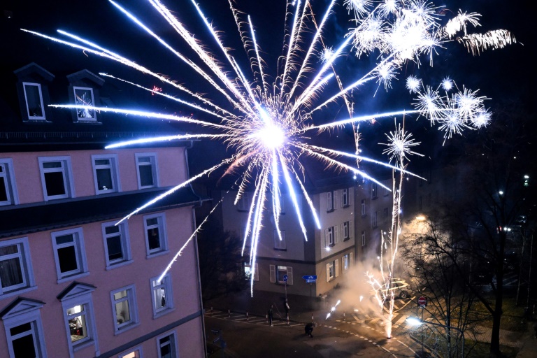 Angriffe auf Einsatzkräfte zum Jahreswechsel - Drei Tote durch Pyrotechnik