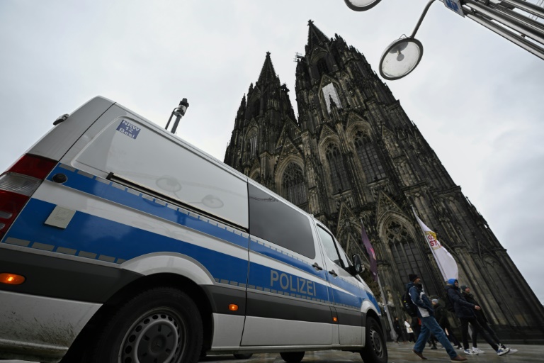 Polizei hält Schutzmaßnahmen am Kölner Dom vorerst aufrecht