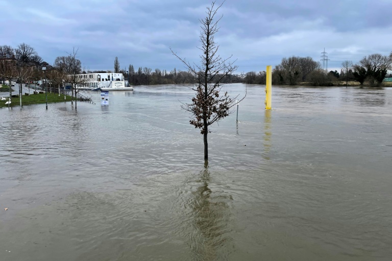 Hochwasser geht nur langsam zurück: Noch keine Entwarnung