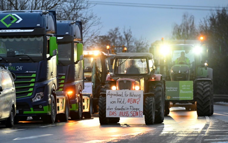 Landwirte mit rund 100 Treckern blockieren Autobahn in Niedersachsen