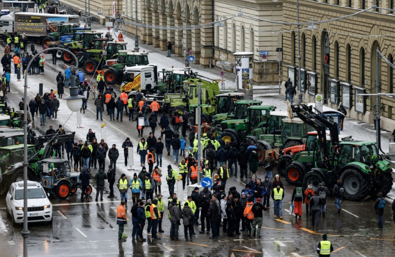 Bauern blockieren Städte bundesweit - mehr als 5000 Traktoren in München