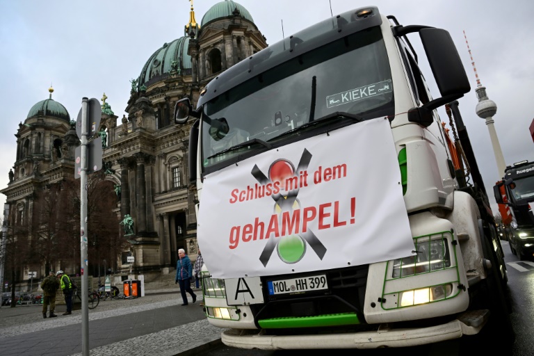 Lastwagenfahrer protestieren gegen Regierung - Verkehrschaos bleibt zunächst aus