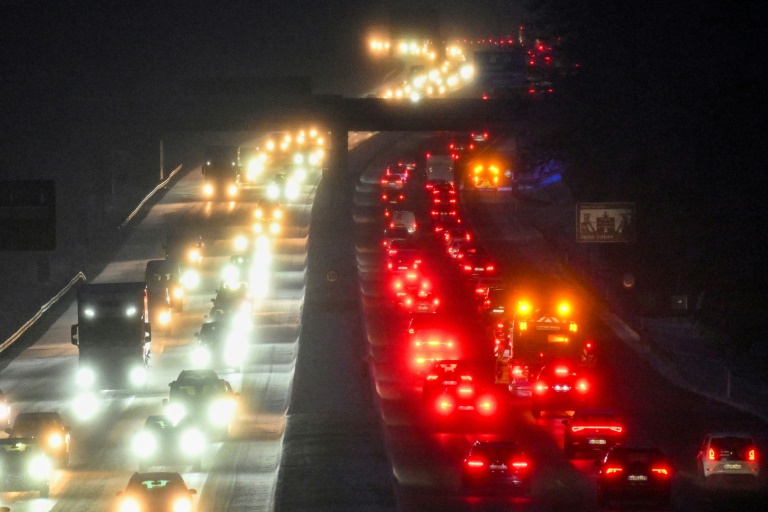 Schneefälle sorgen für Chaos auf Autobahnen - Staus bis 50 Kilometer Länge