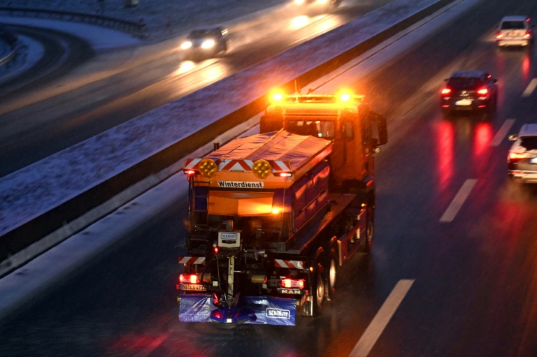 Heftiger Schneefall sorgt für Chaos auf Autobahnen in Westdeutschland