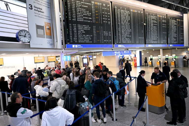 Frankfurter Flughafen stoppt alle Starts wegen massiven Eisregens 