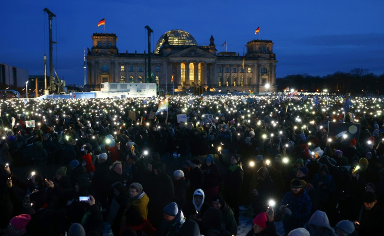 Umfrage: AfD verliert an Zuspruch - Große Aufmerksamkeit für Demos gegen rechts