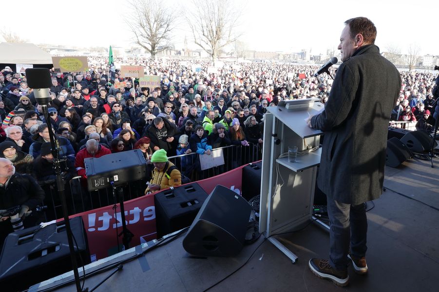 100.000 Düsseldorfer:innen gehen für Demokratie auf die Straße