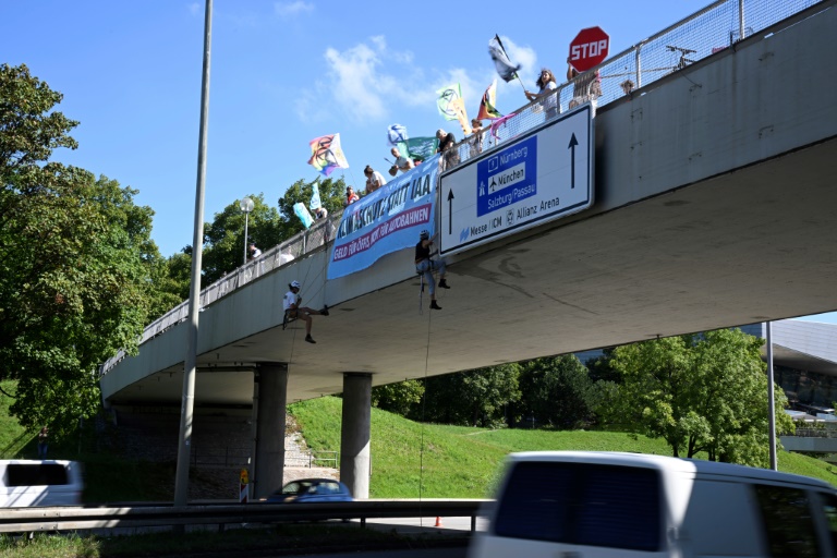 Gericht erlaubt Umweltaktivisten Kletteraktion an Brücke in Ulm