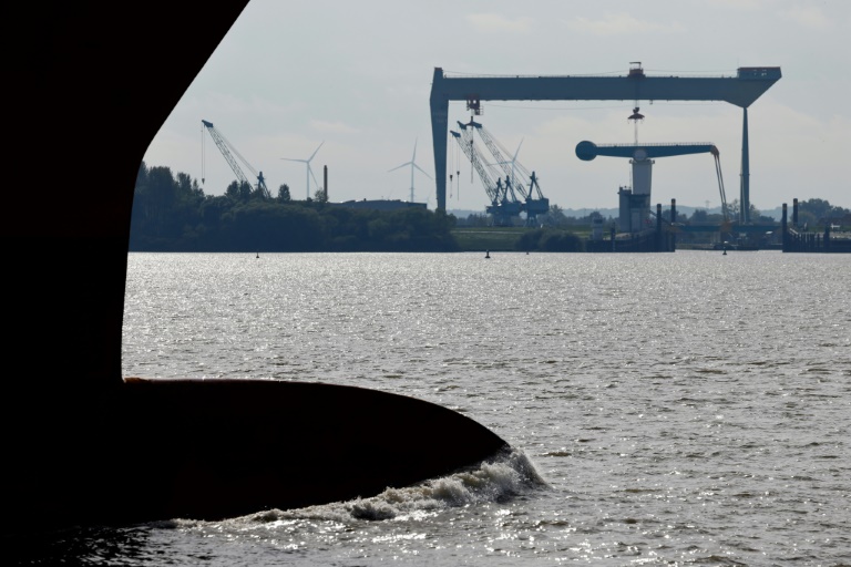 Binnenschiff mit 3500 Litern Diesel an Bord in Hamburger Hafen gesunken