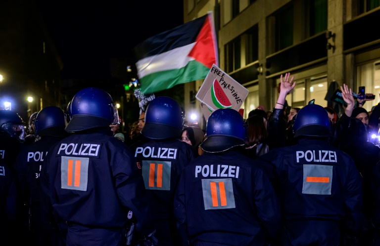 Polizisten bei propalästinensischer Demonstration in Berlin-Neukölln attackiert