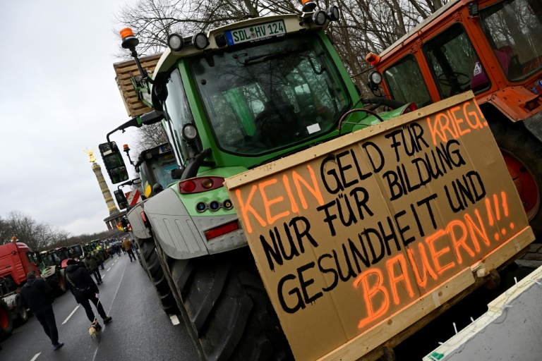 Barrikade mit Baumstämmen und Mist - Bauern blockieren Autobahn in Niedersachsen