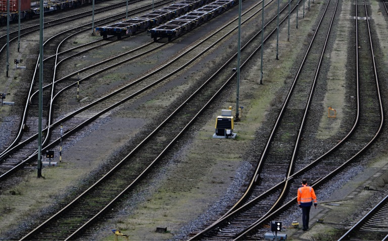 Diebe stehlen etwa 40 Tonnen Schienen von Baustelle an Bahnhof in Mainz