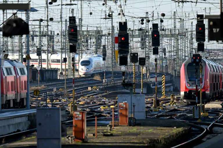 Störungen im Fernverkehr der Bahn nach Metalldiebstahl an Strecke bei Mannheim