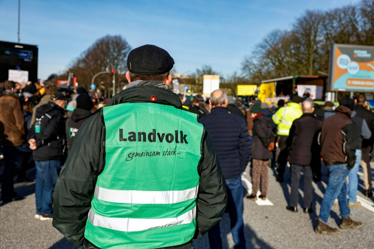 Hunderte Bauern demonstrieren mit Treckern rund um Frankfurter Flughafen